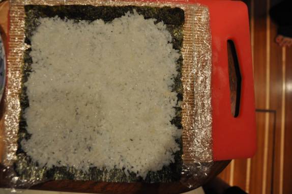 Ritual de preparação de sushi. Passo 2: Cobrir a alga com arroz e deixar ele bem amassado    (Cidade do Panamá)